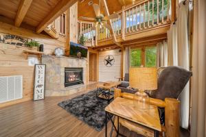 Posezení v ubytování Smoky Mountain High by American Patriot Getaways