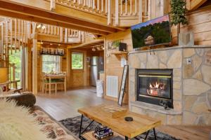 TV a/nebo společenská místnost v ubytování Smoky Mountain High by American Patriot Getaways