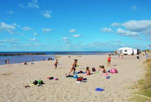 un groupe de personnes allongées sur une plage dans l'établissement Camping Vias-Plage, à Vias