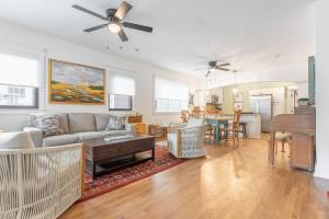 een woonkamer met een bank en een tafel bij Riverside Bungalow in Nashville