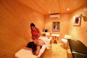 - 2 filles dans une chambre avec un lit dans l'établissement Camping Vias-Plage, à Vias