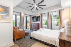 een slaapkamer met een bed, een stoel en ramen bij Riverside Bungalow in Nashville +42 foto's