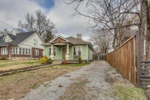 een groen huis met een hek in een tuin bij Riverside Bungalow in Nashville
