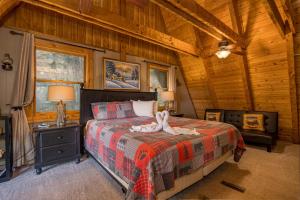 Un dormitorio con una cama con un animal de peluche encima. en Soaring Heights by American Patriot Getaways, en Chalet Village 38 fotos más