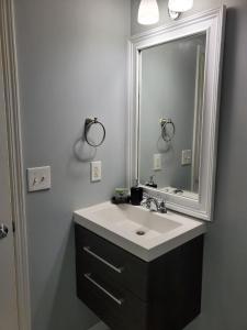 un baño con lavabo y espejo en Stone Mountain Escape 4Bedroom Private Home, en Stone Mountain
