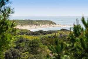 Camping Saint Georges d'Oléron في سا جورج دوليه: اطلاله على شاطئ عليه ناس