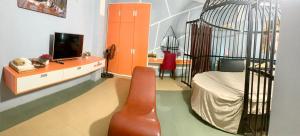 a room with a room with a bed and a television at Gold Homes in Làng Chang