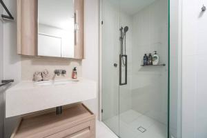 Ένα μπάνιο στο Highgarden Whispers - Skyhigh Apt on the Star +27 φωτογραφίες