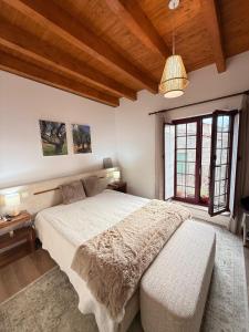 SendimCasas do Abô Fredo的带一张大床和木质天花板的卧室