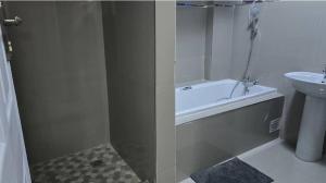 Koupelna v ubytování Bright & Airy Modern Apartment avenues