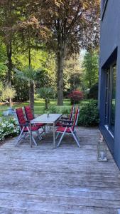three chairs and a table on a patio at FeWo im Vest in Oer-Erkenschwick
