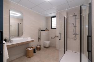 a bathroom with a shower and a sink and a toilet at Xaloc Habitaciones in Santa Pola