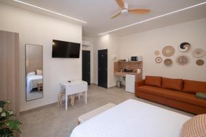 a living room with a couch and a table at Xaloc Habitaciones in Santa Pola