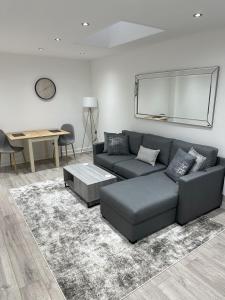 Khu vực ghế ngồi tại Stylish City Retreat with Views & Court Yard