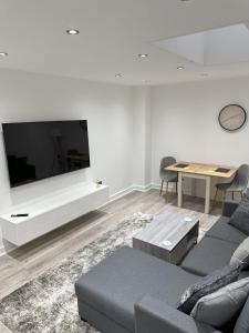 TV/trung tâm giải trí tại Stylish City Retreat with Views & Court Yard