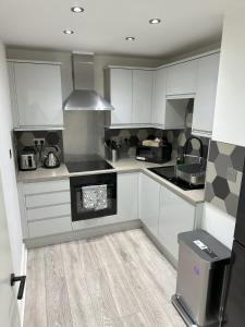 Nhà bếp/bếp nhỏ tại Stylish City Retreat with Views & Court Yard