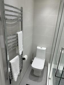 Phòng tắm tại Stylish City Retreat with Views & Court Yard +13 ảnh