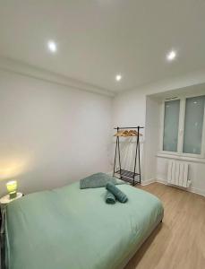 a bedroom with a green bed in a room at Quiet apartment - Touraine in Sorigny