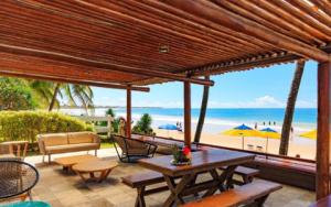 patio z widokiem na plażę w obiekcie Pousada Canto do Porto w mieście Porto de Galinhas