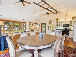 Η κουζίνα ή μικρή κουζίνα στο Loon Cottage