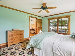 Ένα ή περισσότερα κρεβάτια σε δωμάτιο στο Loon Cottage