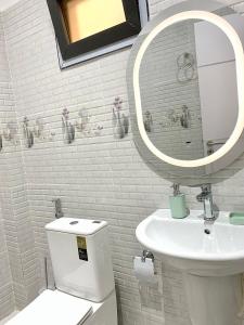 Ένα μπάνιο στο Modern Room with Fan & AC +2 φωτογραφίες