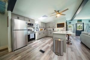 Η κουζίνα ή μικρή κουζίνα στο 4br Coastal Cottage W Golf Cart, Kayaks, Pool