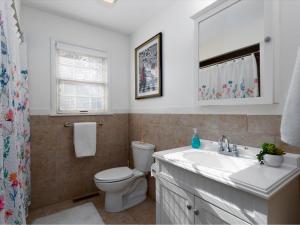 OxfordにあるWillows Dreamのトイレと洗面台を備えた白いバスルーム +19枚の写真