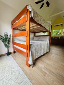Ένα ή περισσότερα κρεβάτια σε δωμάτιο στο Casa Hilltop Peaceful house 15 minutes from Samara +26 φωτογραφίες