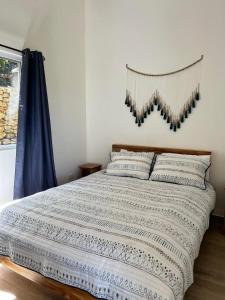 Ένα ή περισσότερα κρεβάτια σε δωμάτιο στο Casa Hilltop Peaceful house 15 minutes from Samara