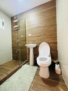 Ένα μπάνιο στο Casa Hilltop Peaceful house 15 minutes from Samara