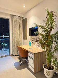 TV a/nebo společenská místnost v ubytování 2 Bhk Supernova + 10 fotografií