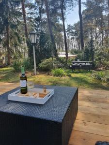Ποτά στο Sfeervolle woodlodge op 5 sterren vakantiepark Krieghuusbelten
