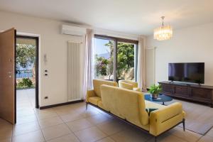 een woonkamer met een bank en een tv bij Apartment Righini in Torri del Benaco