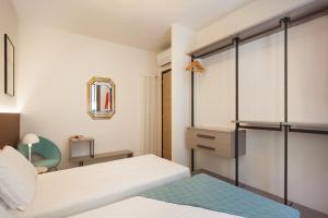 een slaapkamer met een bed en een spiegel bij Apartment Righini in Torri del Benaco +22 foto's