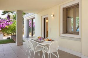 een eetkamer met een witte tafel en stoelen bij Apartment Righini in Torri del Benaco