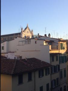 un grupo de edificios con un edificio de fondo en TwoBros Apartment, en Florencia