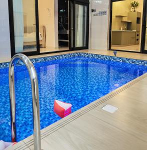 Bazén v ubytování لآلي شاليه Laali Chalet nebo v jeho okolí