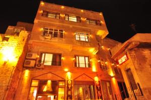 マルディンにあるMardin Apart Otelの夜に照明が点灯する高層ビル