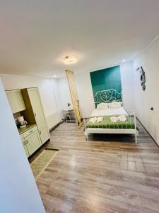 Un dormitorio con una cama y una cómoda. en Green House, en Onești