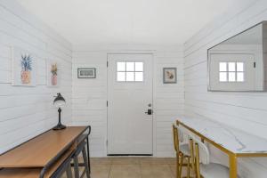 Una oficina en casa con un escritorio y una puerta blanca. en Teal Tropical Villa, en Largo
