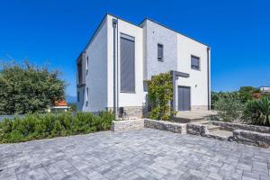 Casa blanca con entrada de ladrillo en Apartment Siora, en Njivice