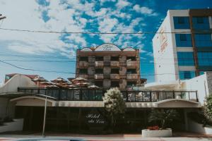 ガラパリにあるHotel da Leaの時計付きの建物