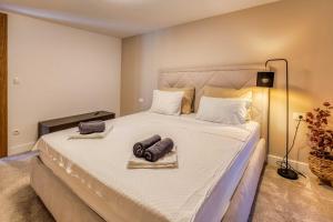 Un dormitorio con una cama grande con dos toallas encima. en Apartment Siora, en Njivice