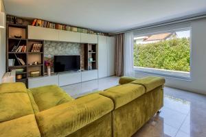 Una sala de estar con un sofá y una ventana grande. en Apartment Siora, en Njivice