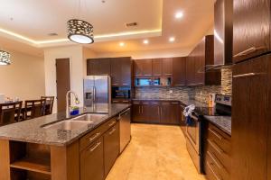 Η κουζίνα ή μικρή κουζίνα στο Beachfront 3 Bedroom Condo