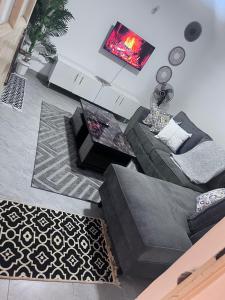 Una vista aérea de una sala de estar con un sofá. en Alexis homes Ruiru, en Nairobi