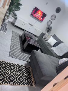 Una vista aérea de una sala de estar con un sofá. en Alexis homes Ruiru, en Nairobi