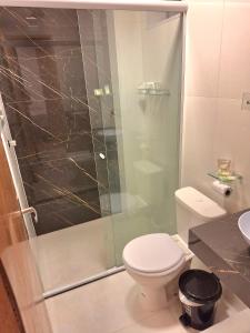 ein Badezimmer mit Toilette und Glasdusche in der Unterkunft Privacidade para sua família e grupos em um só lugar-2 quartos- melhor custo-benefício, garagem, sala com cozinha integrada, aconchegante, ambiente moderno e funcional, wi-fi veloz gratuito, próximo ao Parque das Águas-Calçadão e tudo que a cidade oferece in São Lourenço