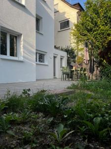 A garden outside LLAPARTMENTS Stuttgart Nord
